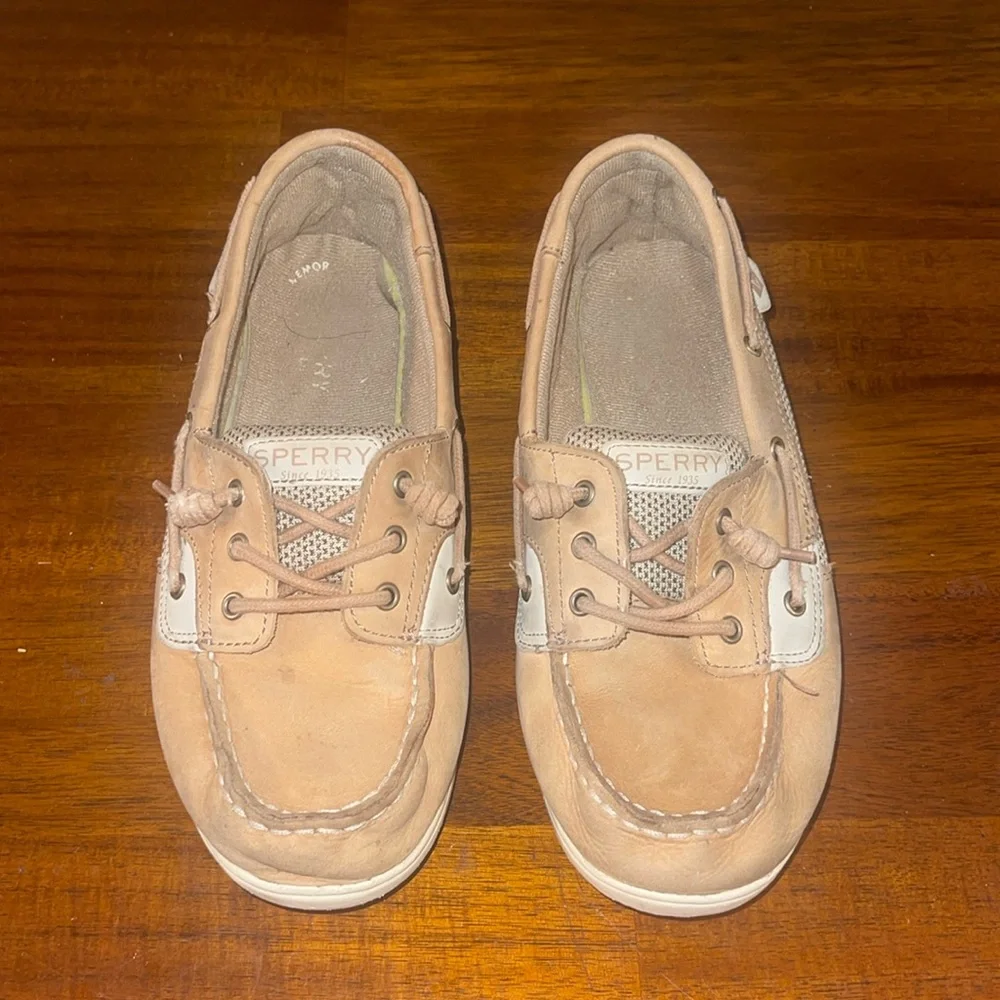 Sperry ladies TopSider Boat shoe. Size 6M. Linen/Oat. Minimal wear